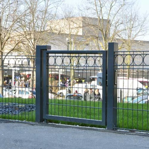 Grille en trellis soudé ornée d'une frise pour aire de jeux extérieure